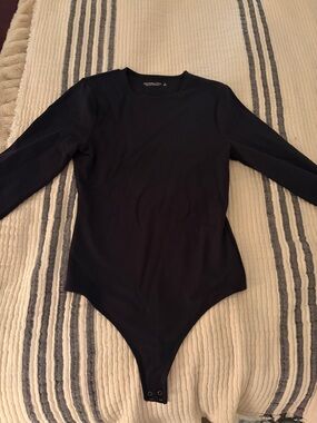 Abercrombie & Fitch Black Long-Sleeve Kids One-Piece Bodysuit